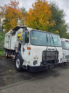 2013 Autocar ACX64 Garbage Truck