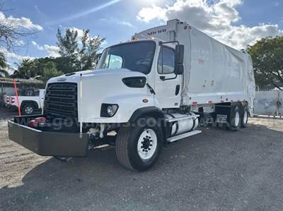2016 Freightliner 114SD 32 Yards New Way King Cobra Rear Loader Garbage Truck