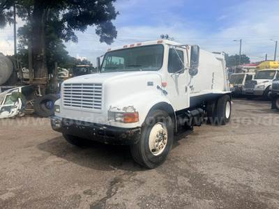 2001 International 4700 S/A Garbage Truck
