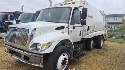 2007 International DT466  pre emissions with Newway 20CY Cobra rearloader, kickbar, and reever