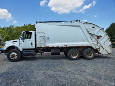 2005 International 7400 Garbage Truck