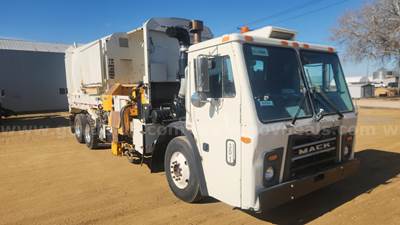 2016 MACK LEU600 W/ LABRIE EXPERT 31CY DUAL HELPING HAND
