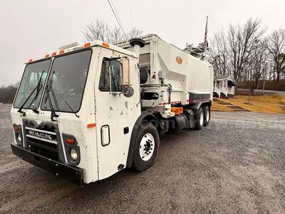 2010 Mack LEU613 Side Load Trash Truck