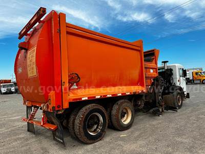 2009 Peterbilt 320 MCNEILUS SIDELOADER