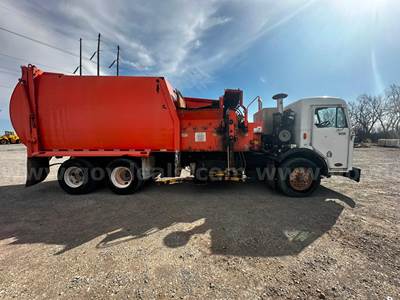 2013 Peterbilt 320 Bridgeport Side Loader