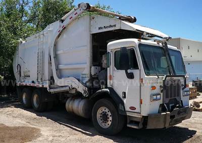 2015 Peterbilt 320