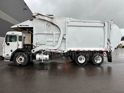 2015 Peterbilt 320