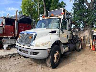 2015 International DuraStar 4300, 7.6L L6 DIESEL. - Rear Steer Petersen Lightning Loader Grapple Truck