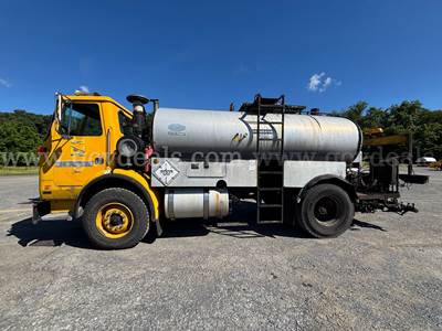 1986 White Hot Oil / Asphalt Distributor Truck