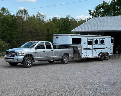 2001 Sundowner Valuelite 3 Horse Slant Gooseneck