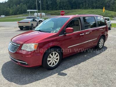 2014 Chrysler Town & Country Touring/3.6L-clean title/clean Carfax runs/drives