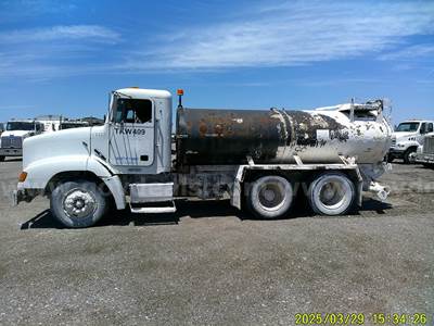 1999 Freightliner FLD112 T/A Lime Distributor Truck