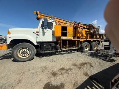2001 International Cab & Chassis with Drill