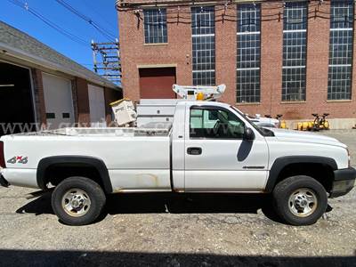 2005 Chevrolet Silverado 2500HD w/ Snow Plow
