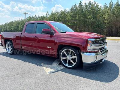 2017 Chevrolet Silverado 1500 Pickup – Only 32,000 Original Miles – Salvage Title – Professionally Repaired