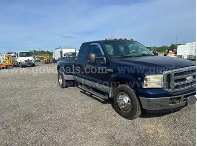2006 Ford F-350 Dually XLT , brand new tires, certified in March