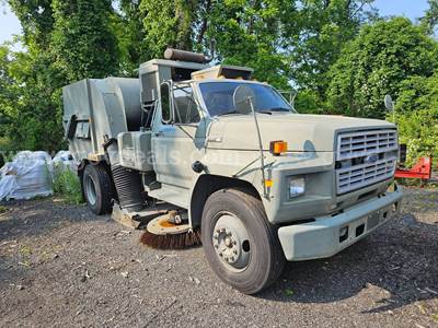 1984 Ford F700 Street Sweeper Truck