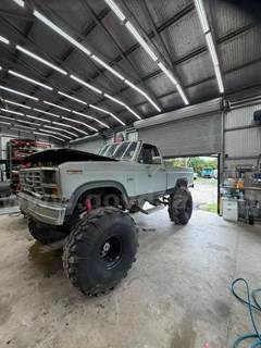 Mud Truck Ford F 150 on 44inch Super Swapers