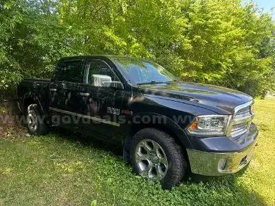 2018 RAM 1500 LARAMIE  CREW CAB 3.0 ECODIESEL 4X4 LOADED!!!!!