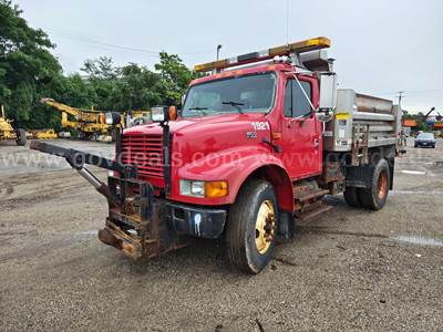 2001 International 4900 S/A Salt Spreader Truck