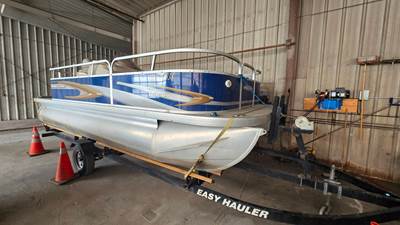 2012 Princecraft Vectra 19' Pontoon & Trailer