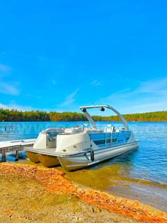 2019 Trifecta Tritoon 25' - with motor & trailer