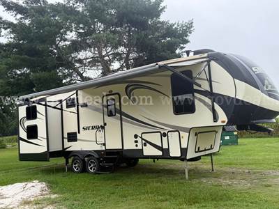 2017 33ft. Forest River Sierra HT fifth wheel