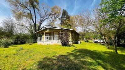 Single Family House for Auction in Adamsville, Alabama