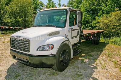 2005 Freightliner M2 106 S/A Rollback Truck