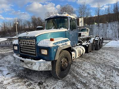 1999 Mack RD688S T/A Roll Off Truck Tractor