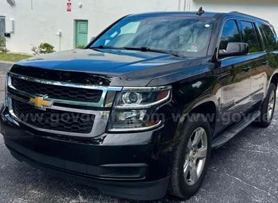 2017 Chevrolet Suburban Lt black on black no reserve