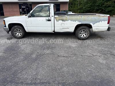 1994 GMC Sierra c1500 pick up 4.3L /auto. Runs and drives great/clean title