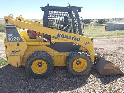 2004 Komatsu SK1020 Skid Steer Loader w/ Bucket, Forks & Backhoe Attachment Package