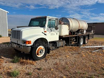1993 International 4900 Tank/Flatbed Truck