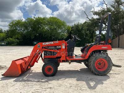KUBOTA TRACTOR MODEL BX2200D W/ KUBOTA LA211 BUCKET ATTACHMENT, DIESEL, 4WD, LOW HRS SHOWING