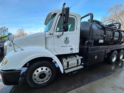 2006 Freightliner Columbia 112 Vacuum Tanker Truck