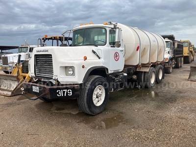 1998 Mack DM690S T/A Water Truck