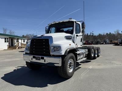 Freightliner 114SD Tandem Axle Cab & Chassis Truck - Detroit, 525HP, Automatic