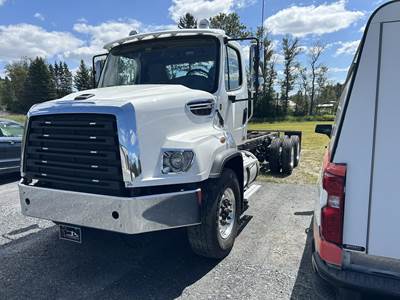 Freightliner 114SD Tandem Axle Cab & Chassis Truck - Detroit, 505HP, Automatic