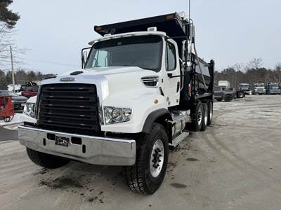 Freightliner 114SD Tandem Axle Cab & Chassis Truck - Detroit, 525HP, Automatic