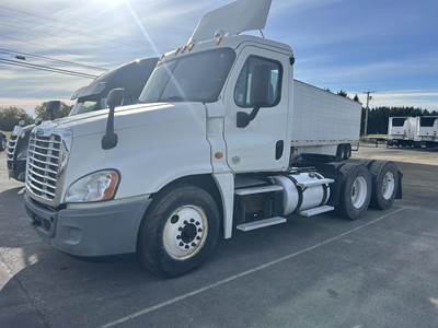 Freightliner Cascadia 125 Day Cab Truck - Detroit