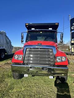 Freightliner 114SD Tri Axle Dump Truck - Detroit 525HP, Automatic