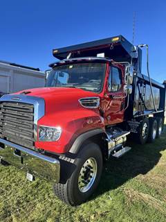 Freightliner 114SD Tri Axle Dump Truck - Detroit 525HP, Automatic