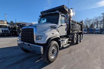 Freightliner 114SD Tri Axle Dump Truck - Detroit 525HP, Automatic