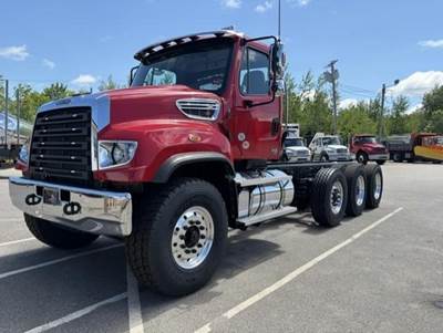 Freightliner 114SD PLUS Tri Axle Dump Truck - Detroit 525HP, Automatic