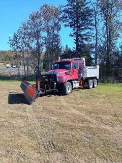Freightliner 114SD PLUS Plow / Spreader Truck - Detroit, 410HP, 6 Speed Allison Rds Automatic