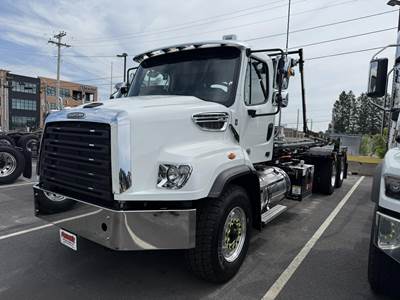Freightliner 114SD Roll Off Truck - Detroit, 505HP, Automatic