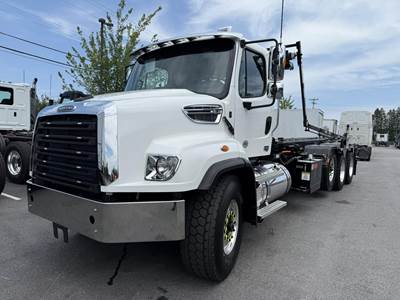 Freightliner 114SD Roll Off Truck - Detroit, 505HP, Automatic