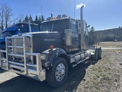 Western Star Western Star Sleeper Semi Truck - Mid Roof Sleeper, Detroit 560HP, 18 Speed Manual