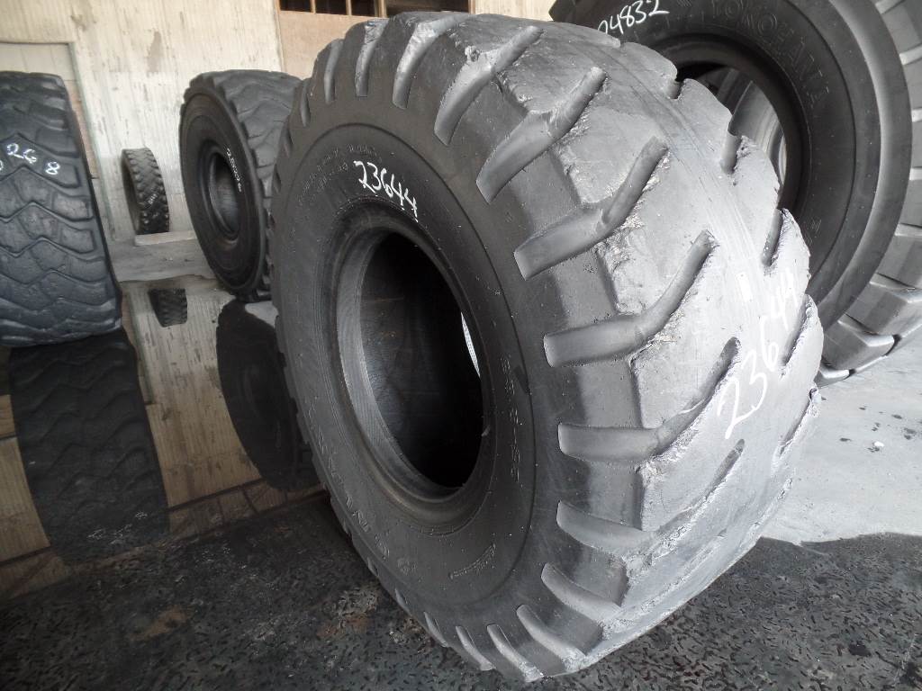23.5x25 HIGH TREAD BIAS PLY USED TIRE SAN ANTONIO, TEXAS For Sale